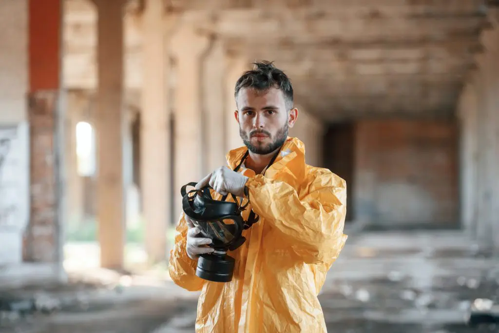 Homem vestido com máscara porcausa de ataque nuclear