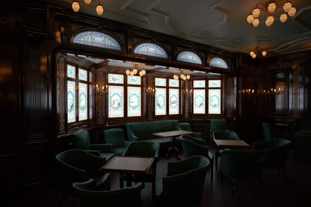 Um século depois, vitrais do Titanic contam uma história de sobrevivência e artesanato