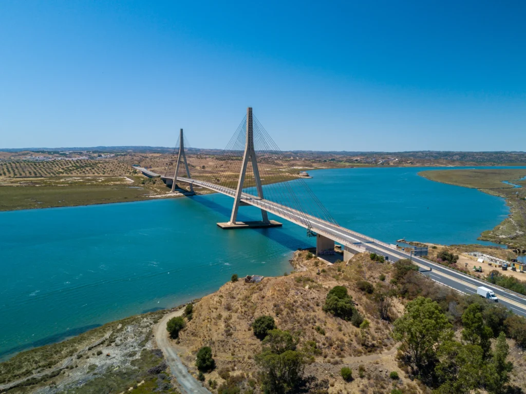 Ponte que divide rio entre Portugal e Espanha