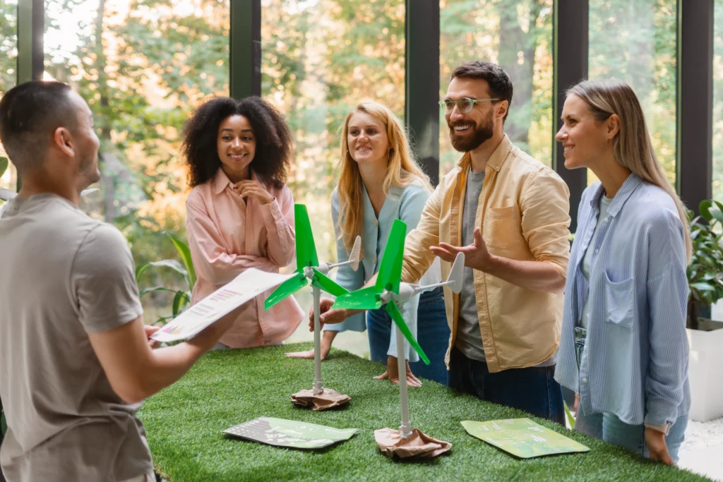 Pessoas a falar ao redor de uma mesa com uma ventoinha verde