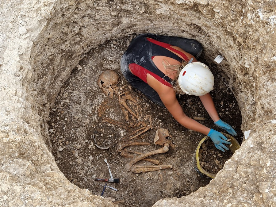 excavating a late iron age durotriges burial at winterborne kingston (c) bournemouth university (1) (1)