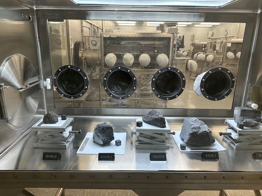 Desde a era Apollo, as amostras lunares têm sido armazenadas no Centro Espacial Johnson da NASA, em Houston, e estão disponíveis para investigação. Todas as amostras lunares analisadas no laboratório de Göttingen foram fornecidas pela NASA.